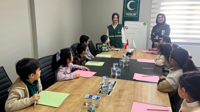 Bitlis Yeşilay Şubesi çocuklar için İngilizce kampı başlattı