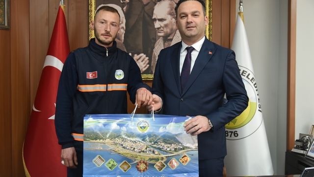 Görele'de temizlik işçisinin bulduğu altın bileklik sahibine teslim edildi