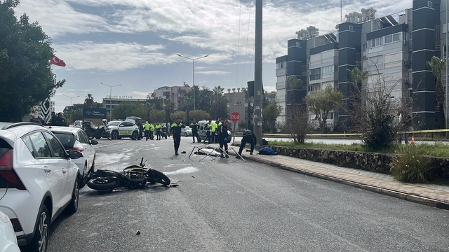 Antalya'da hafif ticari araç motosikletle çarpıştı: 1 ölü