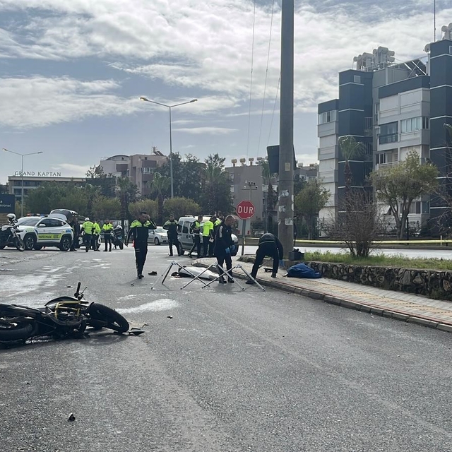 Antalya'da hafif ticari araç motosikletle çarpıştı: 1 ölü