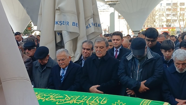 Abdullah Gül, yengesinin cenazesine katıldı