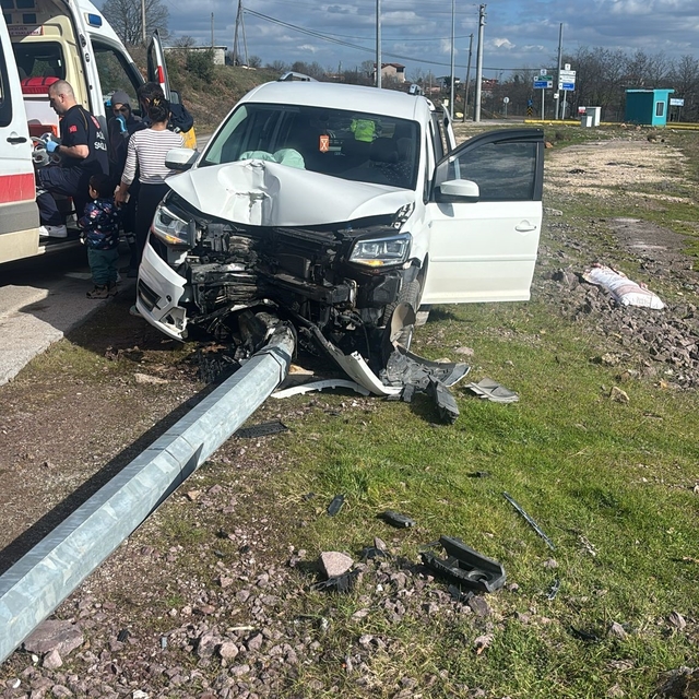 Kocaeli'de elektrik direğine çarpan otomobilin sürücüsü ağır yaralandı