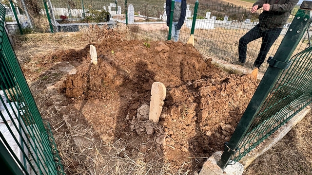 10 günlük yaşam savaşını yitiren Burcu, aynı kazada ölen babasının mezarının yanına defnedildi