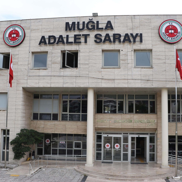 Kendisini polis olarak tanıttığı kadını, 2 milyon lira dolandıran şüpheli t...