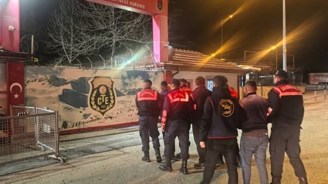 Köy evlerini soyan 3 kişilik hırsızlık ekibi, çalıntı eşyaları hurdacıya satarken yakalandı
Hurdacıya çalıntı mal satarken yakayı ele veren 3 şüpheli tutuklandı