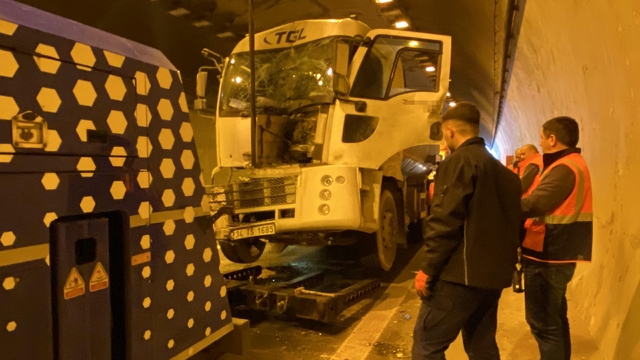 TEM'deki zincirleme kaza trafiği durma noktasına getirdi
İstanbul istikametinde iki tır ve tanker kazaya karıştı: 1 yaralı