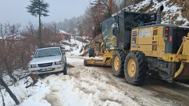 Antalya'da karla mücadele: Yüksek kesimlerde mahsur kalan araçlar kurtarıldı