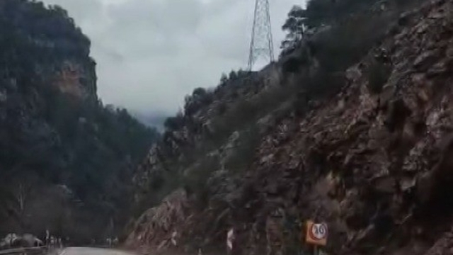 Saimbeyli'de yağışlar sonrası yola yine kaya düştü