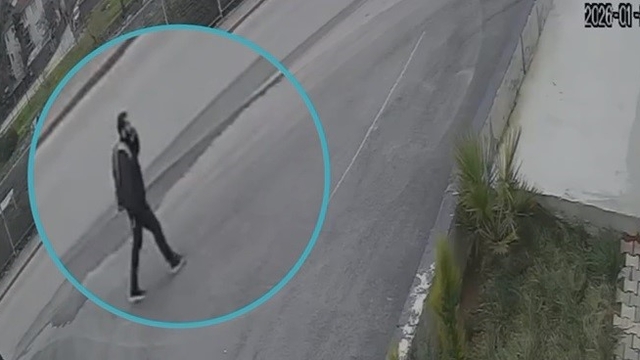 "Adınız teröre karıştı" yalanıyla 1 milyon TL dolandırdı, kaçış anı kameraya yansıdı
Sakarya'da 1 milyon liralık vurgun kamerada: Böyle uzaklaştı
Sakarya polisinden İstanbul'a uzanan takip