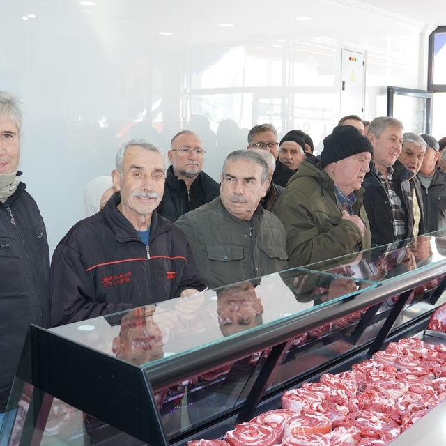 Belediyenin et satış noktası açıldı, ilk gün yüzde 50 indirimle ürünler kap...