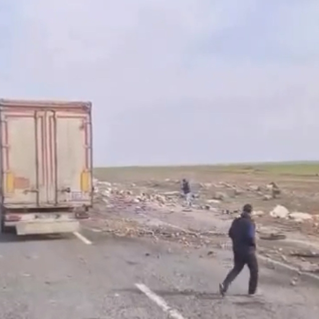 Mardin'de iki tır çarpıştı: 2 yaralı