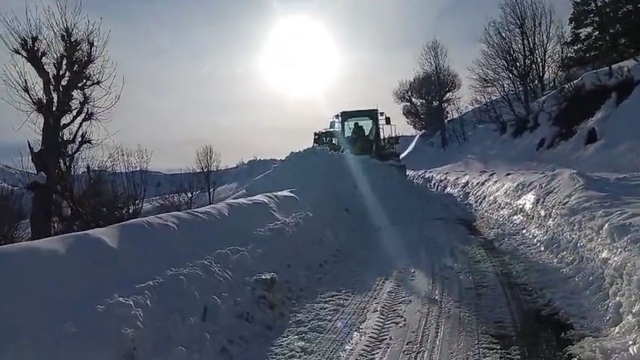 Siirt'te karla kaplı yollar açıldı
