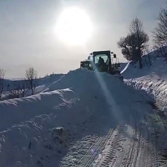 Siirt'te karla kaplı yollar açıldı