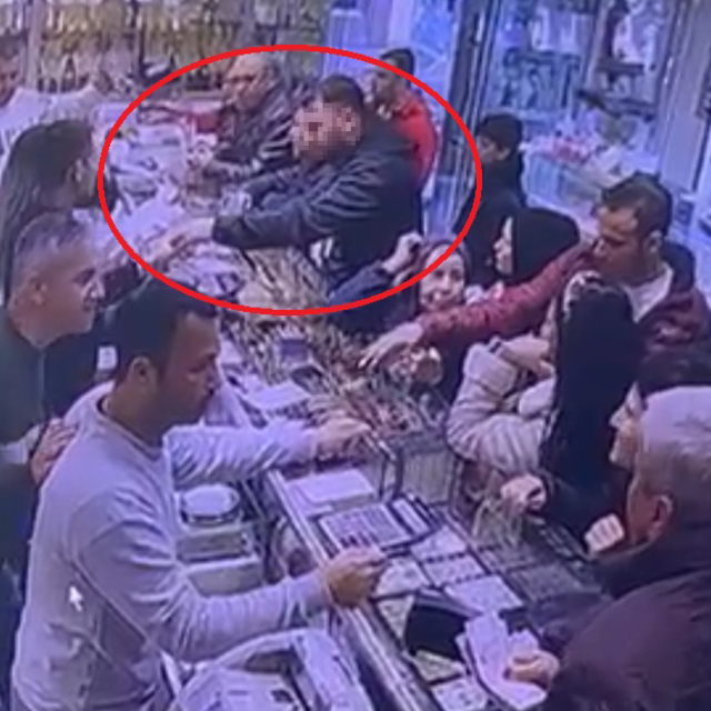 Tabancayla kuyumcuya girip 100 gram altını aldı, havaya ateş açıp kaçtı (2)