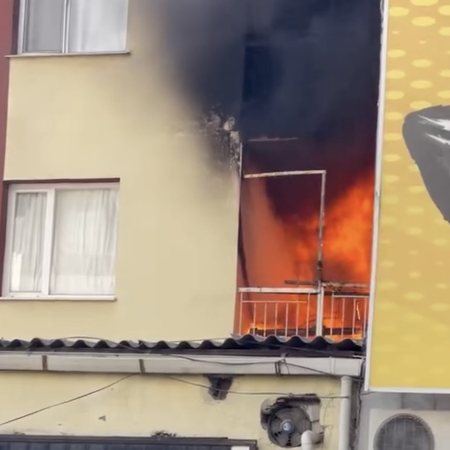 İzmir'de yangında ev alevlere teslim oldu