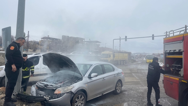 Siirt'te refüje çarpan otomobildeki 2 kişi yaralandı