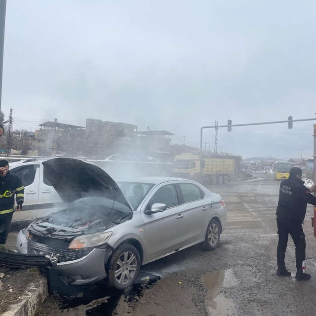 Siirt'te refüje çarpan otomobildeki 2 kişi yaralandı