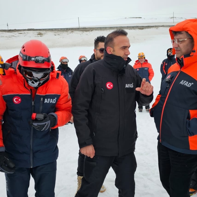 AK Parti Van Milletvekili Türkmenoğlu, çığda arama kurtarma eğitimi alan ek...