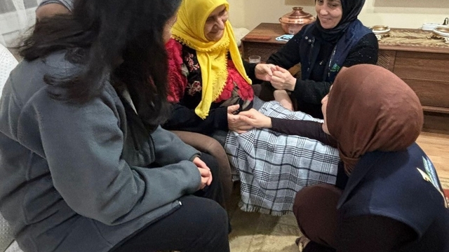 Kartepe'de "Alo Evlat" ekiplerinden yaşlılara evde sağlık ve bakım desteği