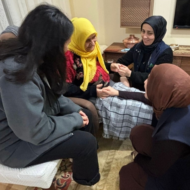 Kartepe'de "Alo Evlat" ekiplerinden yaşlılara evde sağlık ve bakım desteği