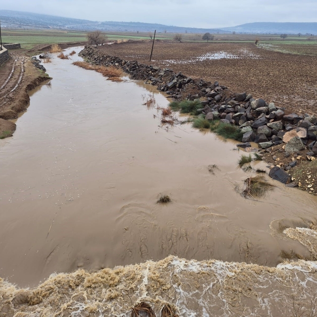 Yavuzeli'nde yağış etkili oldu, Karasu Çayı'nın debisi yükseldi