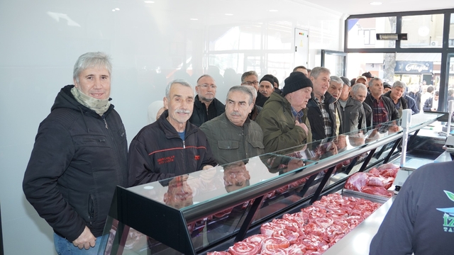 Belediyenin et satış noktası açıldı, ilk gün yüzde 50 indirimle ürünler kapışıldı
İznik Belediyesi'nin yerli kıymayı 695 lira, kuşbaşı eti 750 liradan satacağı Et Satış Noktası hizmete girdi
İlk gün açılışa özel yüzde 50 indirim yapılınca ürünler kapışıldı