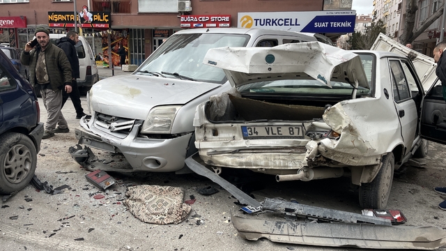 Kamyonet, kırmızı ışıkta bekleyen 7 aracın arasına daldı: 2 yaralı