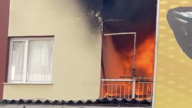 İzmir'de yangında ev alevlere teslim oldu