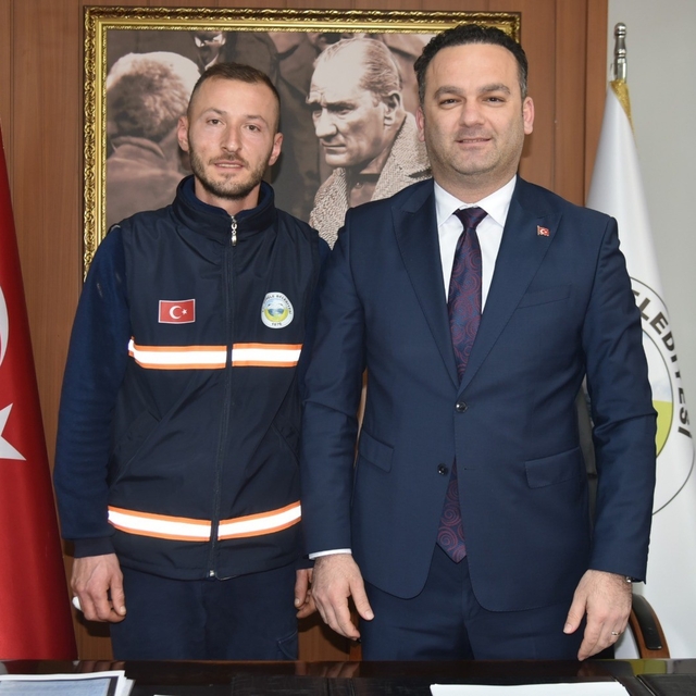 Bulduğu altın bilekliği polise teslim eden temizlik görevlisine belediye ba...