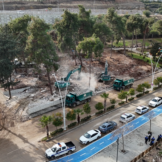 Adana'da kaçak işletmeler yıkılıyor