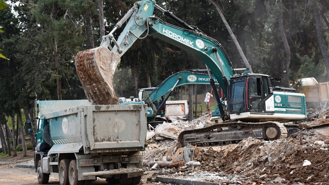 Adana'da göl kıyısındaki kaçak yapıların yıkımı sürüyor