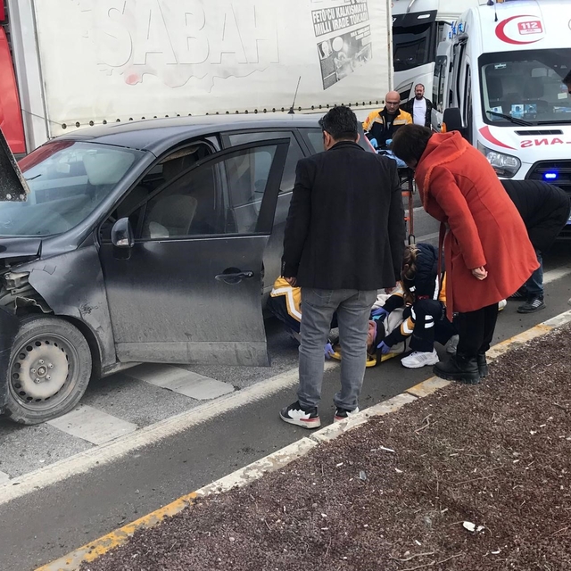 Otomobil, kırmızı ışıkta bekleyen tıra çarptı: 1 yaralı