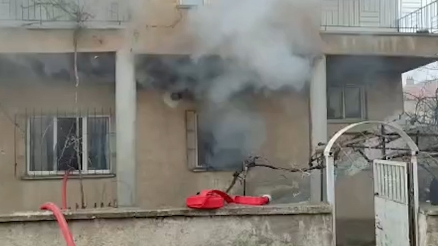 İtfaiyeci gaz sızdıran tüpü eliyle taşıyarak facianın önüne geçti