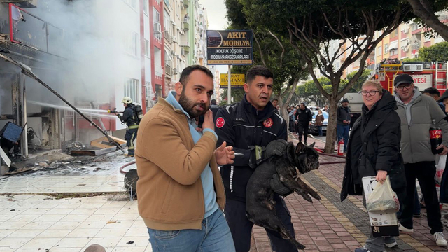 Atölyedeki yangında 4 köpeği itfaiye erleri kurtardı