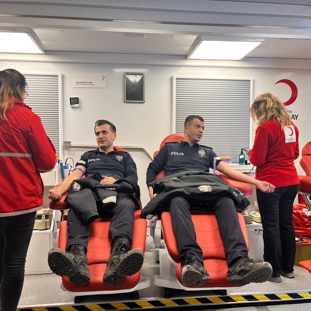 Adana'da polisten Türk Kızılaya kan bağışı desteği