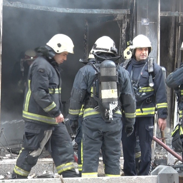 Mobilya imalathanesindeki yangında 3 kişi dumandan etkilendi