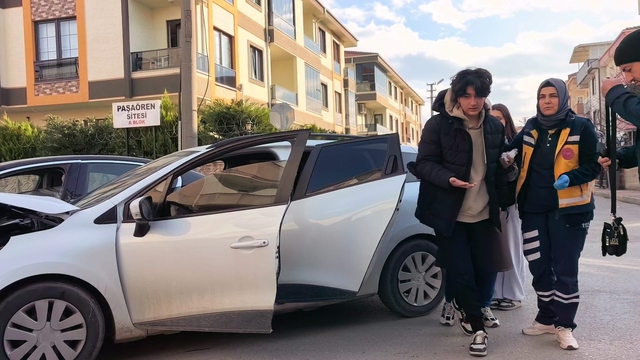 İnegöl'de otomobiller çarpıştı 3 yaralı