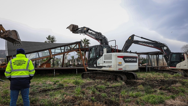 Sapanca Gölü kıyısında kaçak iskele ve yapı yıkımları devam ediyor: 89 yapı kaldırıldı