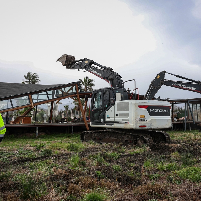 Sapanca Gölü kıyısında kaçak iskele ve yapı yıkımları devam ediyor: 89 yapı...