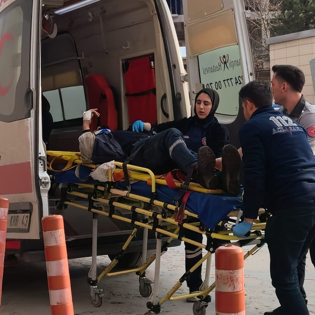 Makineye sıkışan işçi ağır yaralandı