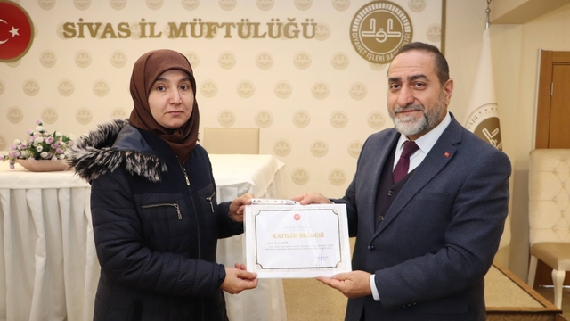 Kur'an Kursu öğreticileri sertifikaları aldı
Sivas İl Müftülüğü tarafından geçici Kur'an kursu öğreticilerine yönelik düzenlenen 2 günlük hizmet içi eğitim seminerinin ardından, eğitime katılan öğreticilere katılım belgeleri törenle takdim edildi