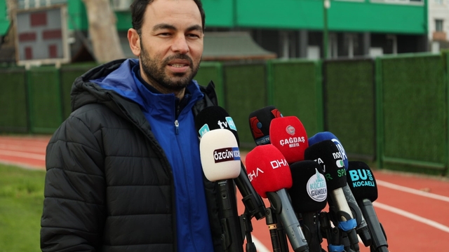 Selçuk İnan: "Fenerbahçe maçında kazanmak için sahaya çıkacağız"
Kocaelispor Teknik Direktörü Selçuk İnan:
"Kendimize odaklıyız"
"Giden oyuncu olursa yerine sadece 2004 ve üstü doğumlu genç oyuncu alabiliyoruz"
"Syrota takımdan ayrılacak"
"Smolcic ve Jovanovic'in durumları henüz belirsiz"