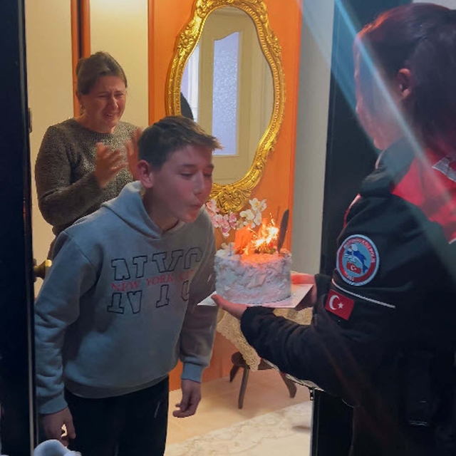 Motorize polis ekibinden merhum silah arkadaşlarının çocuğuna sürpriz kutla...