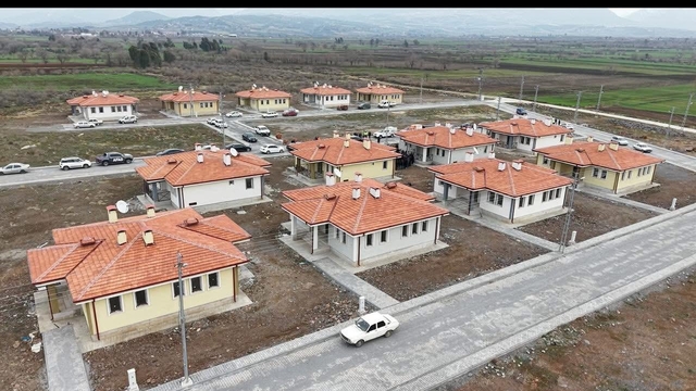 Osmaniye'de yapımı tamamlanan köy evleri hak sahiplerine teslim edildi