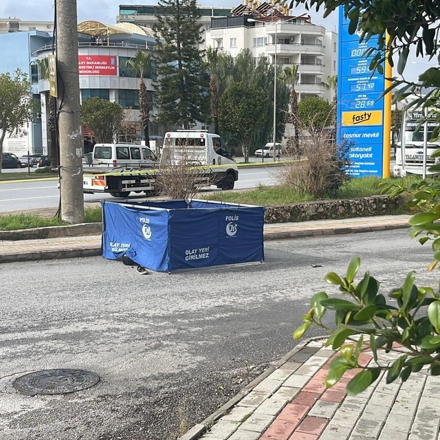 Alanya'da ölümle sonuçlanan trafik kazası güvenlik kamerasına yansıdı