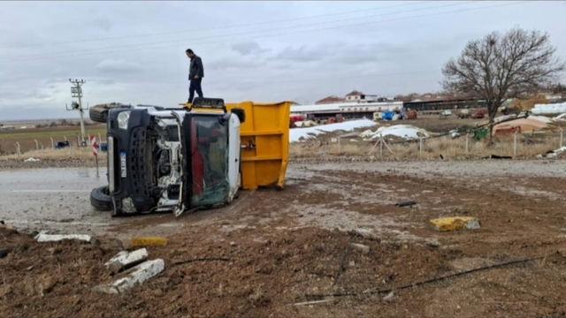 Ereğli'de kontrolden çıkan kamyon devrildi: 2 yaralı