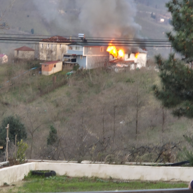 Giresun'da iki katlı ev alev alev yandı