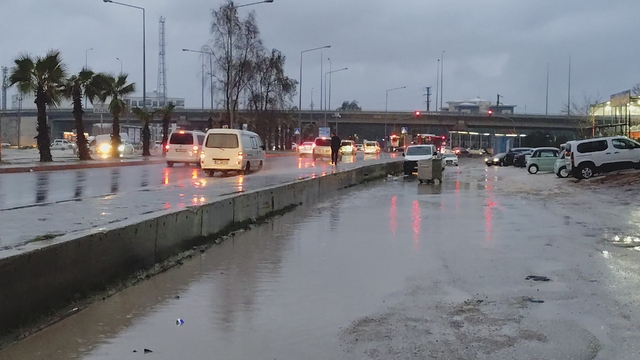 Kızıltepe'de sağanak; yollar göle döndü