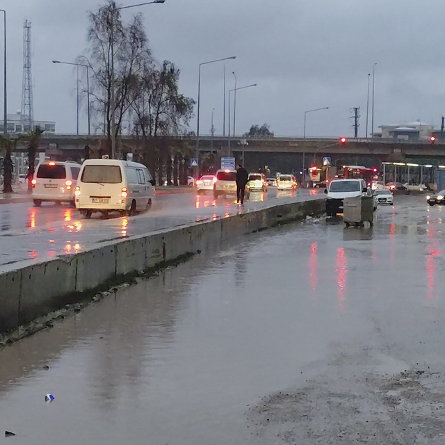 Kızıltepe'de sağanak; yollar göle döndü