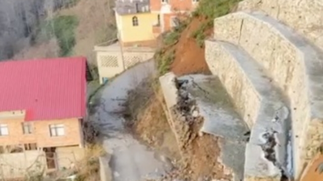 Rize'de heyelan; istinat duvarı çöktü, o anlar kamerada